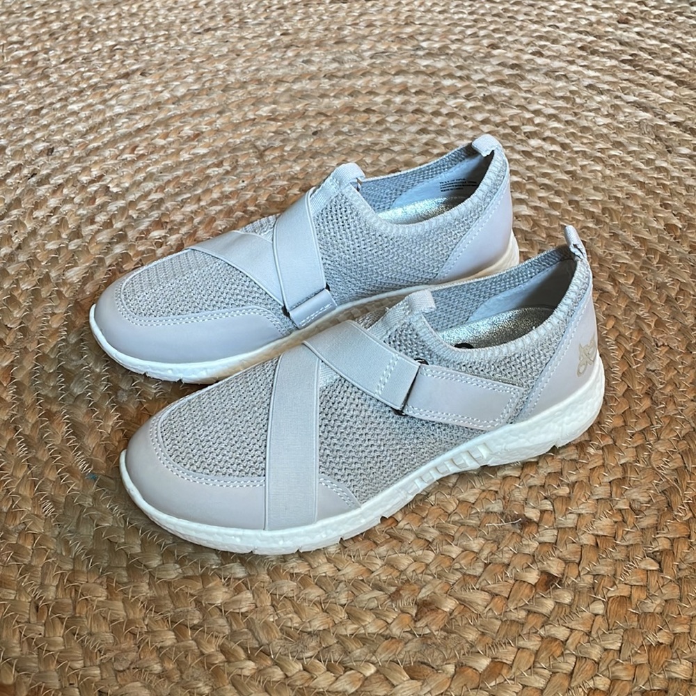 OTBT Vicky in Dove. NWB. So comfortable. - Picture 10 of 11